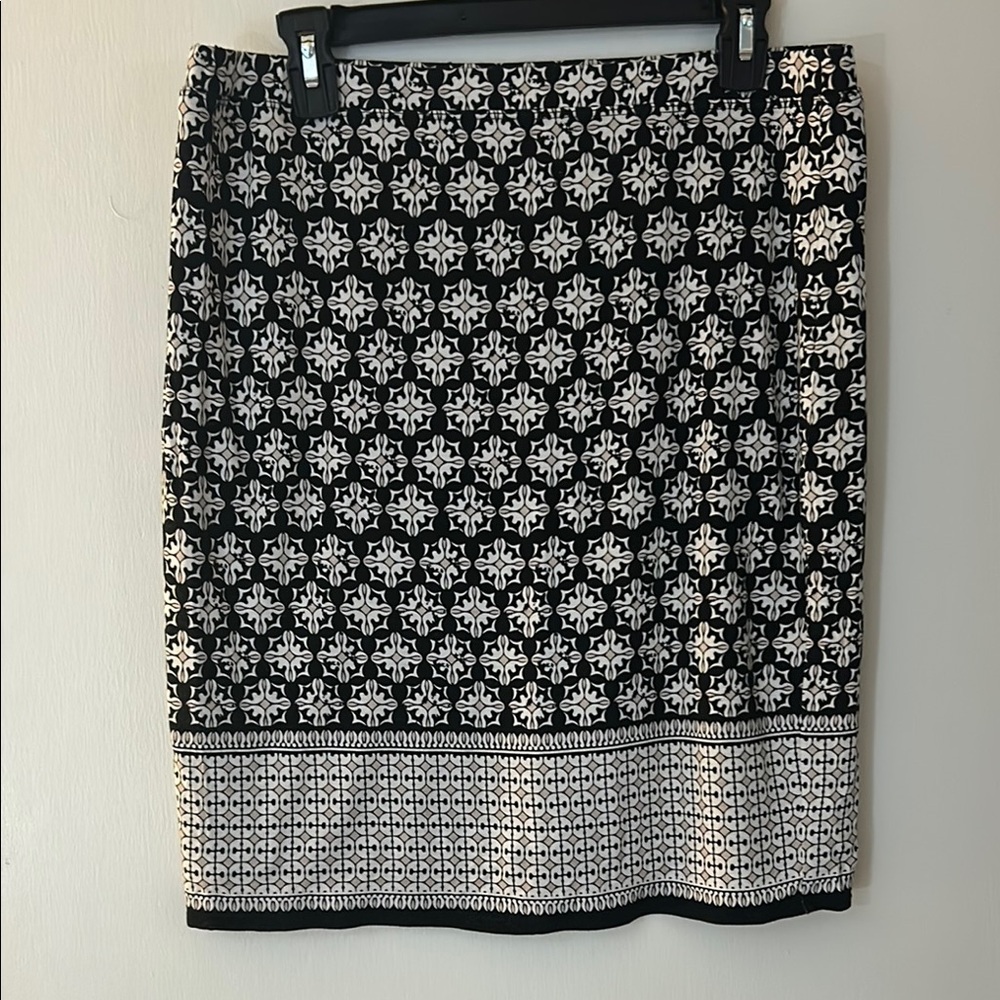 Max Studio Black and White Knee-Length Pencil Skirt